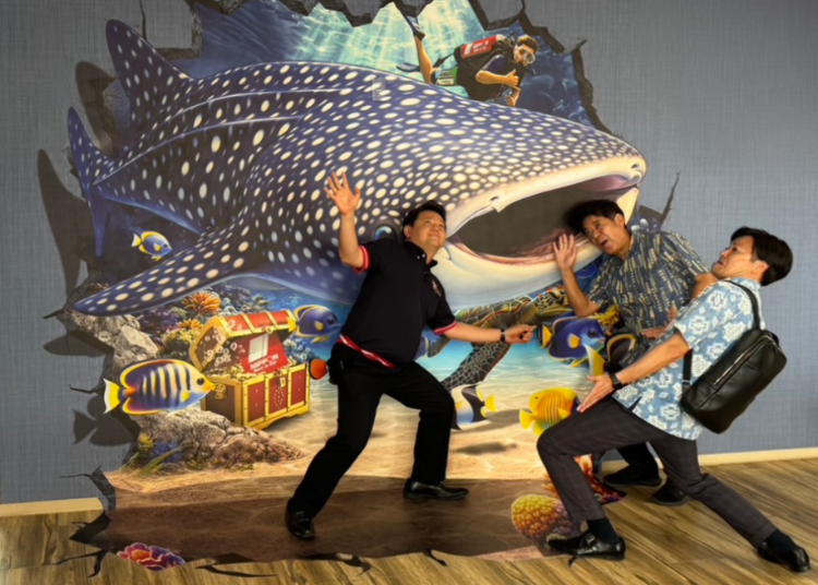 6.Naha Airport Toyosaki Branch: A 3D Photo Spot That Plunges You Into the Okinawan Sea