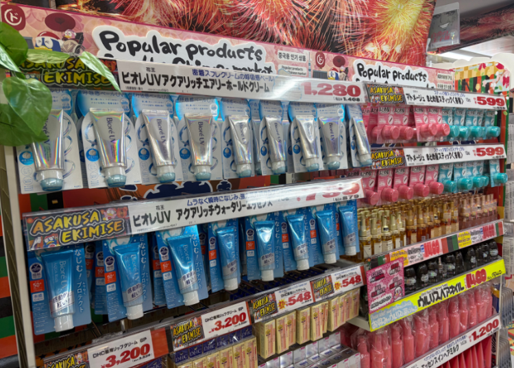 Product display providing clear explanations for international visitors