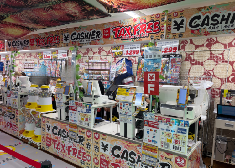 Checkout area displaying accepted cashless payment methods and tax-free guides