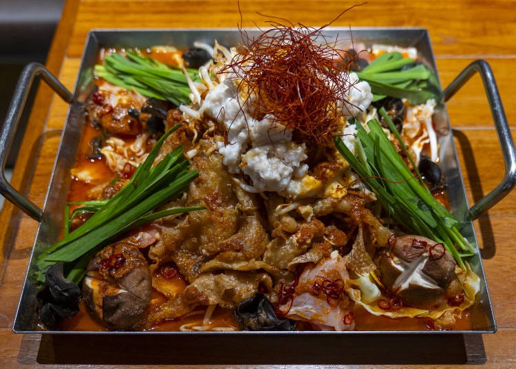 背徳鶏皮麻辣鶏鍋 / Haitoku Crispy Chicken Skin Mala Nabe (Photo: Timothy Sullivan/LIVE JAPAN)