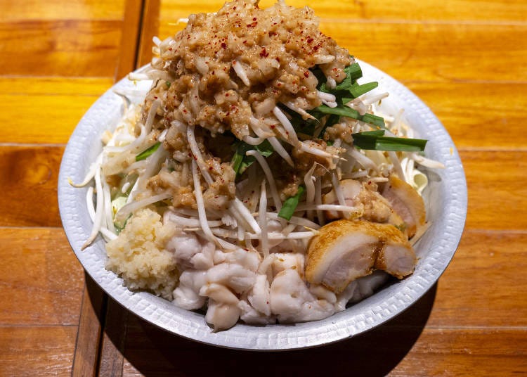 Haitoku Garlic Mashimashi Motsunabe（背徳にんにくマシマシもつ鍋）（Foto: Timothy Sullivan/LIVE JAPAN）