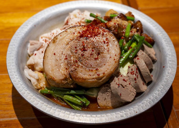 Extra-Thick Chashu Haitoku Spicy Nabe(超厚切りチャーシューの背徳辛鍋)(Foto: Timothy Sullivan/LIVE JAPAN)