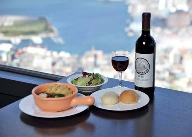 ▲ The magnificent view can also be enjoyed over a meal in the restaurant at the mountain top.