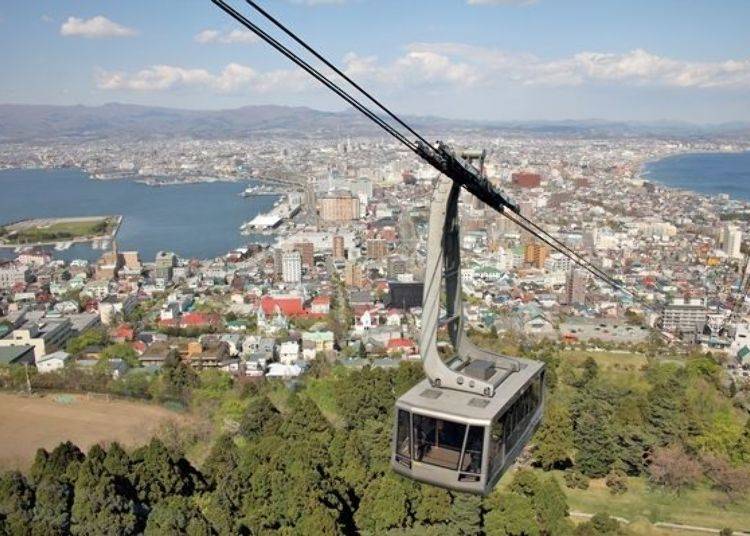 ▲ During the 3-minute ride to the top you can get an excellent view of Hakodate unfolding below