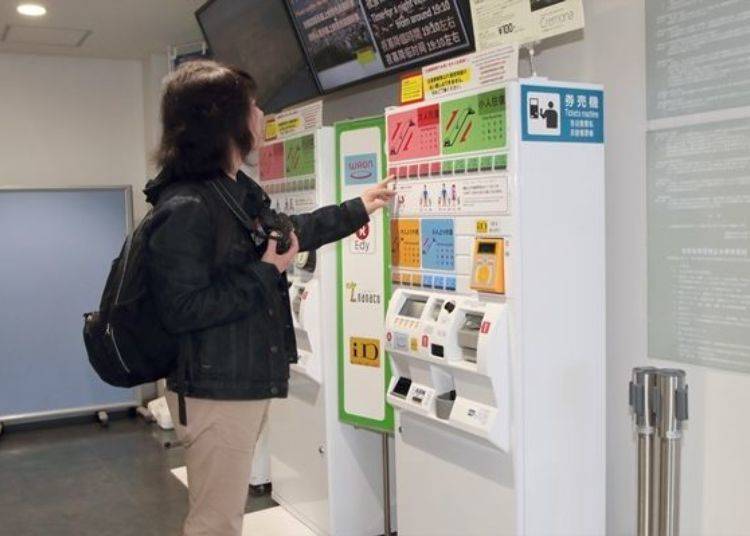 ▲ You can use cash or various types of electronic money at the vending machine or go to the ticket office and use a credit card.