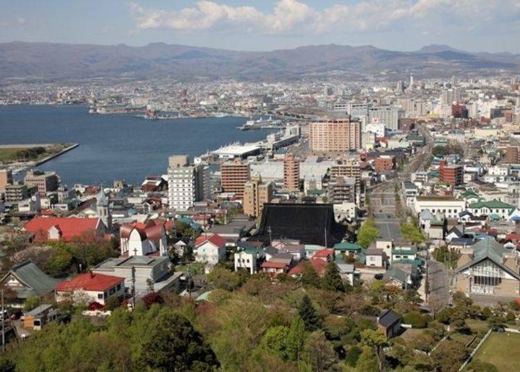 ▲ Below left one can see the Hakodate St. John's Church and the Motomachi and Bay Area scenery.