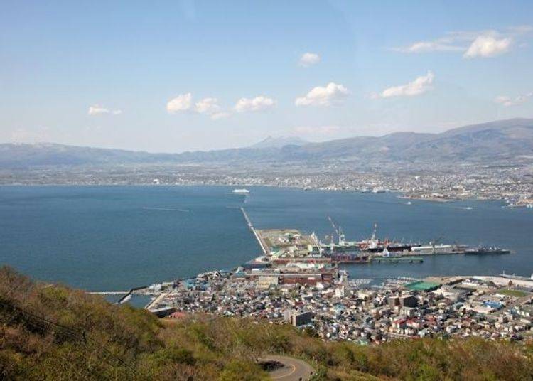 ▲ Mt. Komagatake can be seen beyond Hakodate Bay rising above the nearby Onuma Quasi-National Park