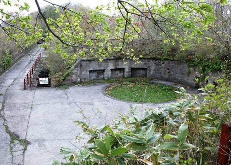 ▲ Gotenyama No. 2 Battery is a remnant of the past. It can be reached after about a 3-minute walk from the Tsutsuji Yama parking area.