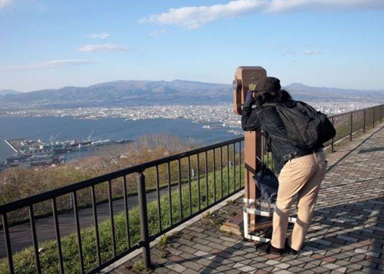 ▲ There are binocular telescopes on the summit square and in other places around the observatory (90 seconds 100 yen tax included)