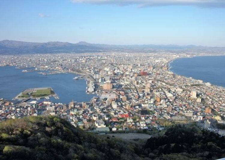 ▲ If you go around the building from the summit square, you can see the Hakodate city area!