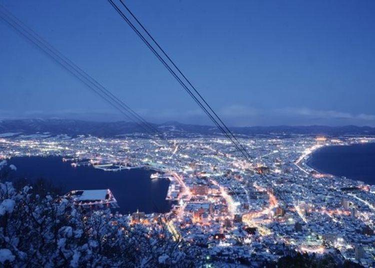 ▲ In addition to the city lights there are also illuminations in winter, making the snowy landscape even more beautiful (photo provided by Mt. Hakodate Ropeway)
