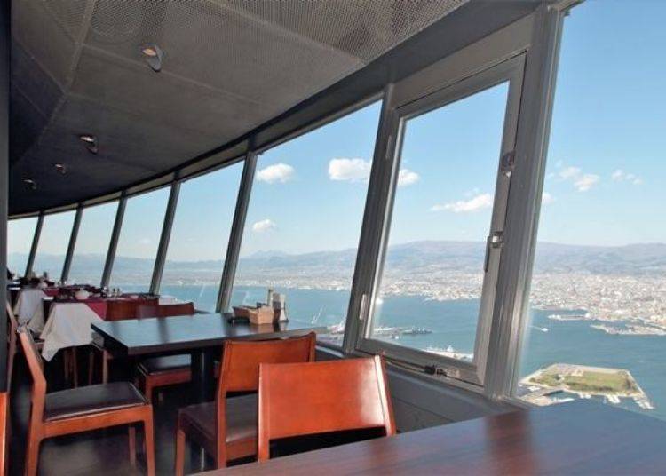 ▲ The large windows afford an magnificent view of the city!