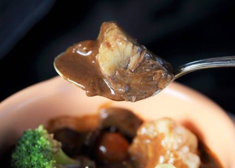▲ The beef rib meat is stewed for more than 6 hours making it so tender it will melt in your mouth.