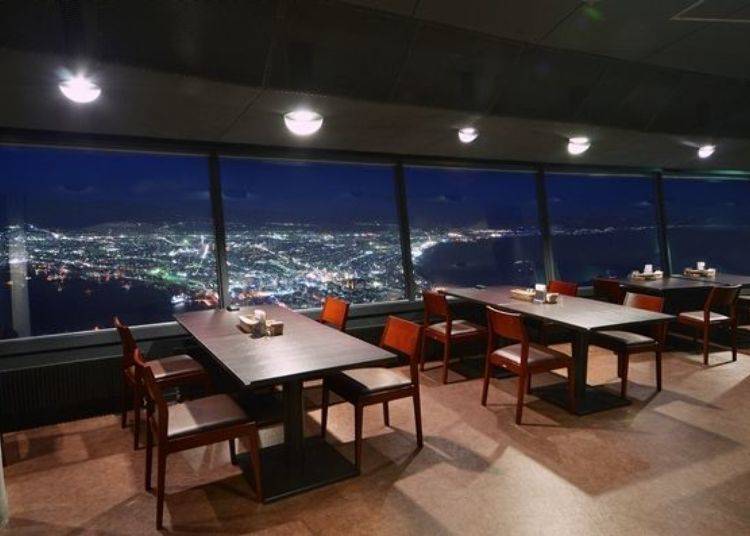 ▲ Nothing is more wonderful than enjoying the night view over a delicious meal! (Photo provided by Mt. Hakodate Ropeway)
