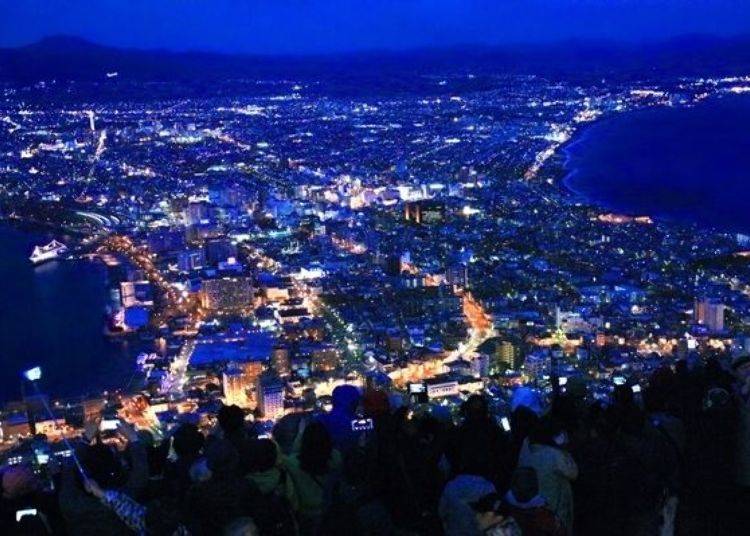 ▲ You can enjoy these superb views thanks to Hakodate City efforts to make them better by increasing the number of orange street lamps and by illuminating historical buildings.