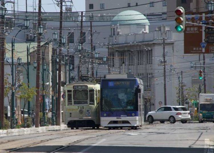 ▲行駛於市內的函館市電。從函館站前到十字街的路面電車，白天約每6分鐘發一班車。