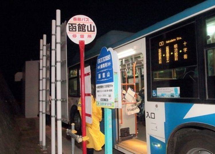 ▲位於函館山山頂的路線巴士公車站。晚上班次較多。
