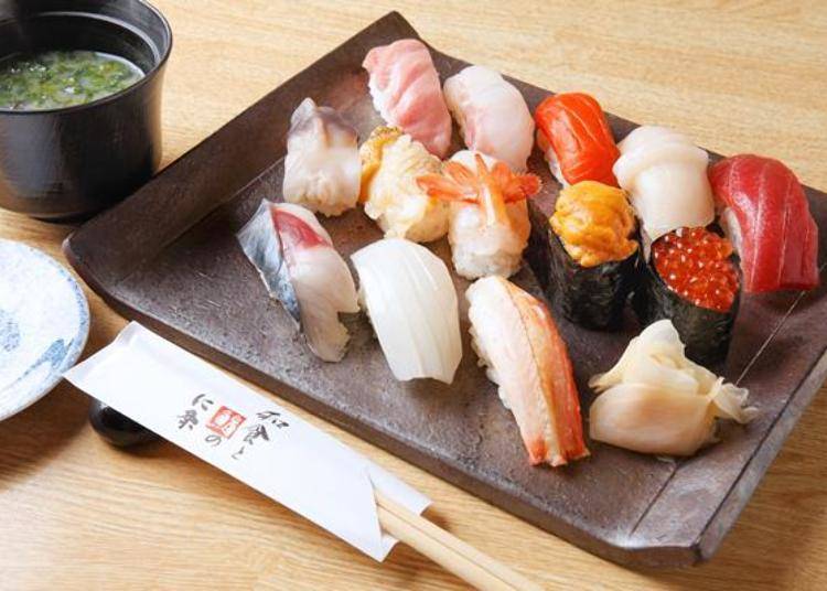 13 servings of especially selected items (3,240 yen). From the upper left to the lower right they are otoro (fatty tuna), soi (fox jacopever), benezake (red salmon), hotate (scallops), hokki (surf clam), tsubu (whelk), botan ebi (button shrimp), uni (sea urchin), ikura (salmon roe), shimesaba (pickled mackerel), maika (squid), and zuwaigani (snow crab)