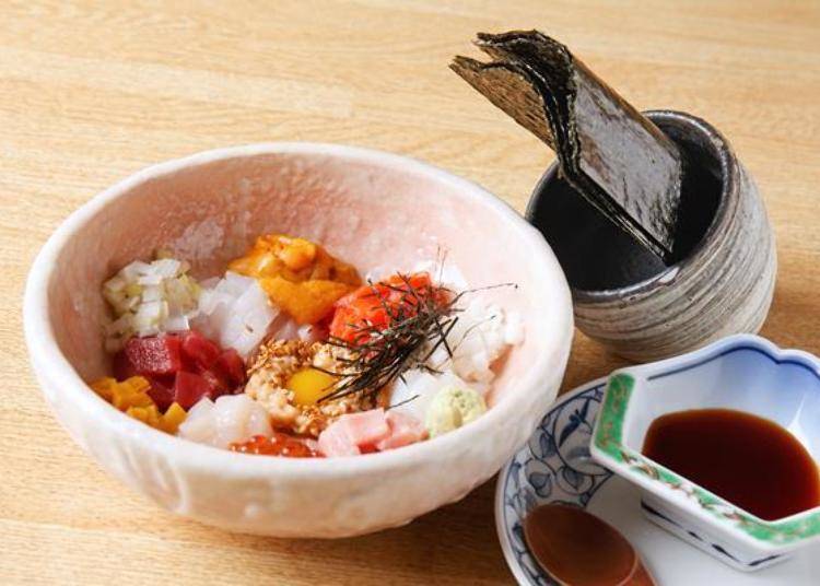 The name of this dish, bakudan, is inspired by the sight of exploding fireworks (1,580 yen)