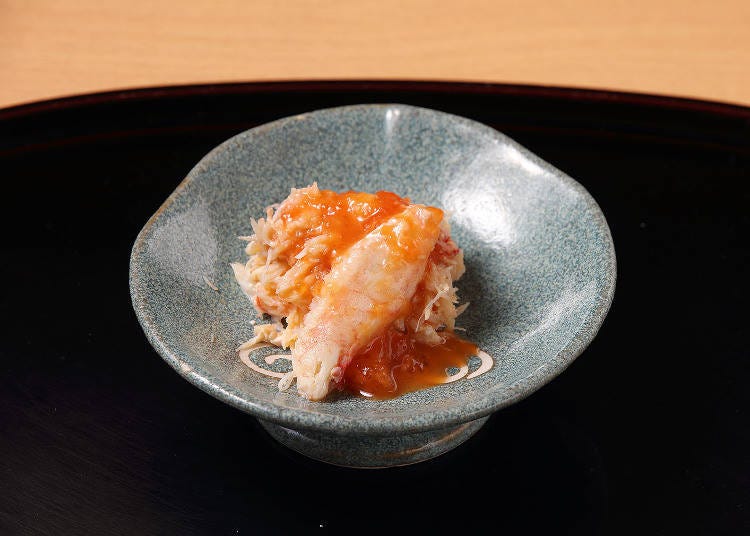 Mixing the roe with the minced crab meat blends a mild saltiness and a mellow, flavorful taste.