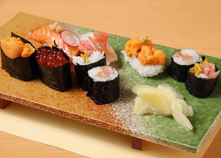 The four rounded seaweed rolls in the middle and on the right are torotaku. These rolls are made of fatty tuna and minced daikon radish, and wrapped in seaweed.
