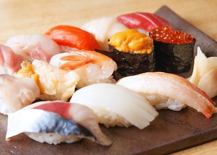 ▲海胆、螃蟹、鲑鱼卵等各种口味的寿司，每一种看起来都好好吃！