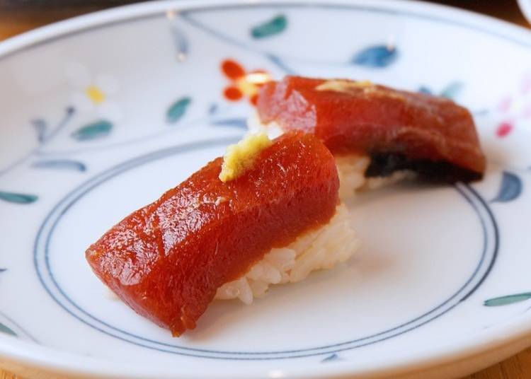 ▲第三盤是裝有兩貫小握壽司的醃漬鮪魚握壽司。