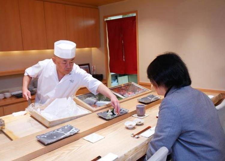 ▲吃高級日料的享受就是可以一邊欣賞大將的精湛手藝與刀工，一邊品嚐現做的新鮮壽司。