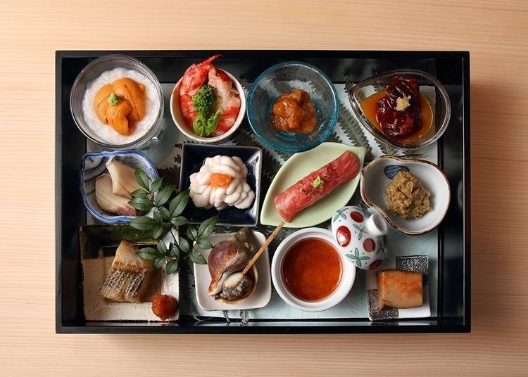 ▲在壽司和壽司之間所提供的「飲兵衛組合」，用漆器來裝從烤物到蒸物等大約12種菜餚。