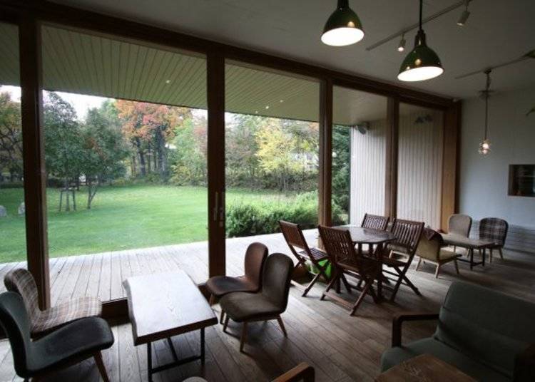 ▲The café interior built with lots of wood and the view of the wide lawn gives a warm feeling