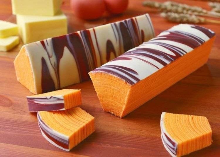 [산포로쿠]는 1988년 제 27회 세계 과자콩쿠르 [몽드셀렉션]에서 최고 금상을 수상하는 등 역사 있는 과자(1개. 세금 포함 630엔)이다. 적당한 단맛에 촉촉한 바움쿠헨과 바삭한 초콜릿의 조합은 최고이다! (사진제공:류게츠)