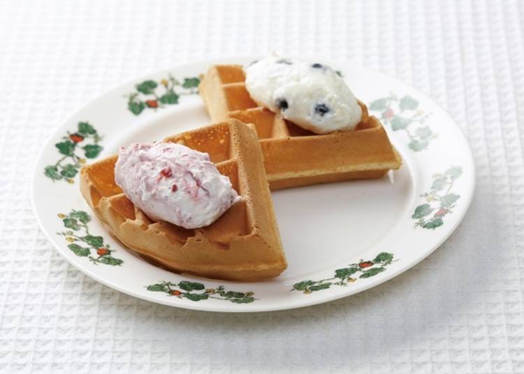 ▲外层酥脆、内层柔软的脆皮格子松饼，有草莓奶油、蓝莓酸奶两种口味。