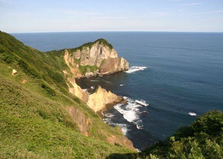 ▲ The best time to view Kinbyobu is in the morning. In the afternoon the cliff is in the shade. The face of the cliff looks especially golden in the morning sunlight (photo courtesy of Muroran Tourism Association)