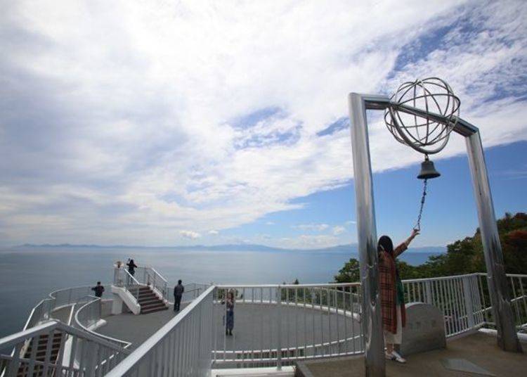 ▲ The observation deck has a staircase that goes back quite a ways and in the very back is the Kofuku no Kane [Bell of Happiness] which is quite picturesque.