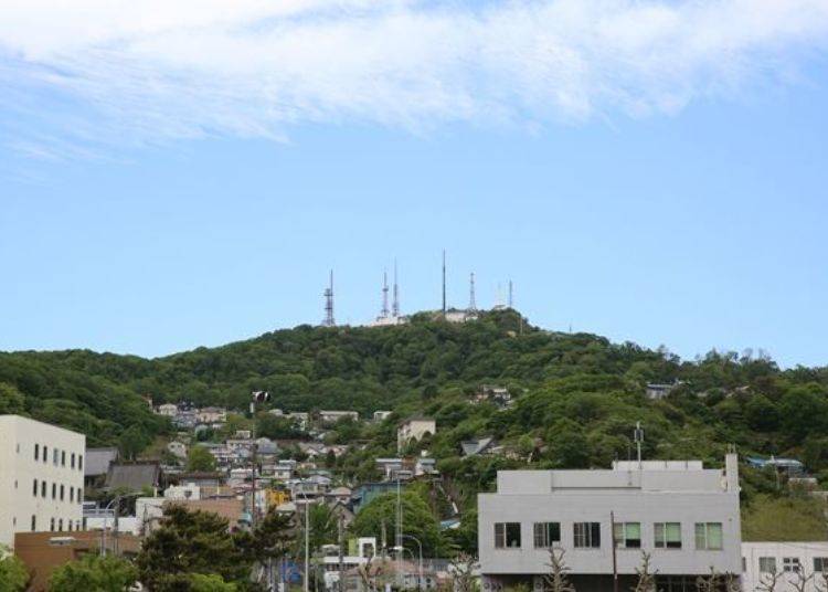 ▲ Sokuryozan viewed from Muroran city. There are many huge TV and radio station transmission antennas at the summit.