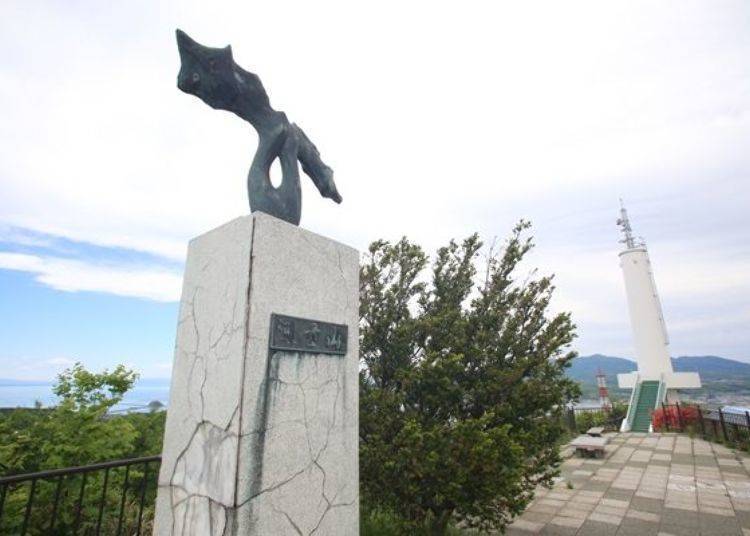 ▲ The open space on the top of the mountain is long and narrow going from north to south, and there is an observation deck on the north side overlooking Muroran Port and the city area.