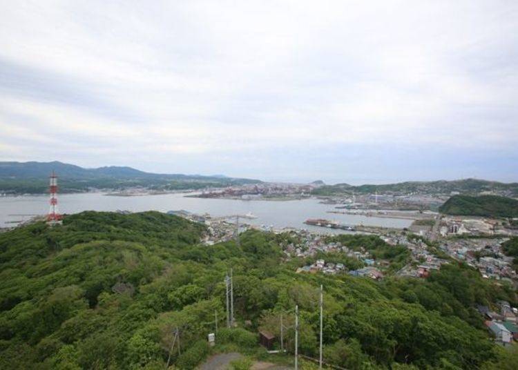 ▲ This is the view to the northeast. The JR Muroran Station and Muroran Port can be seen below, and beyond Muroran Port the Pacific Ocean can be seen on the other side of the Etomo Peninsula.