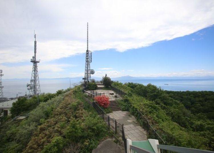 ▲ Looking south, you can see Uchiura Bay and the Oshima Peninsula that extends beyond it!