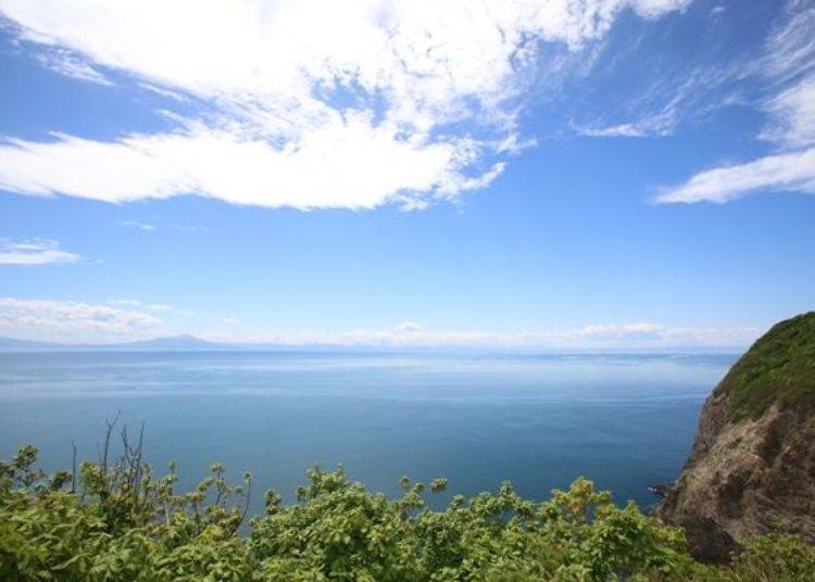▲ The Oshima Peninsula stretches to the left and right across Uchiura Bay.