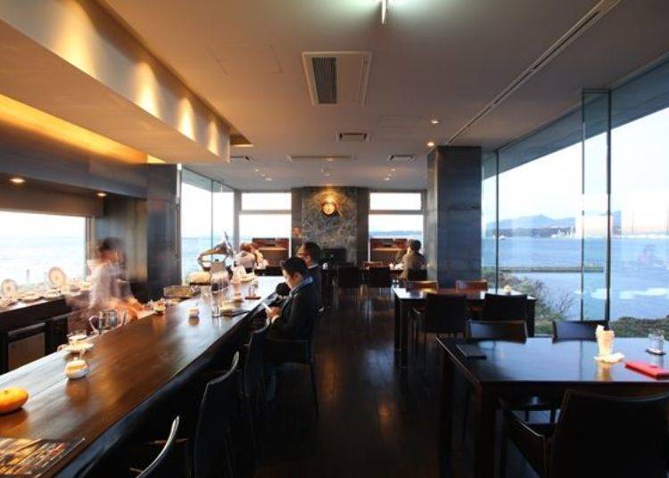 ▲ Ceiling to floor glass walls on three sides! Through the large windows you are afforded a magnificent view of Daikoku Island, Hakucho Bridge, and the coast.