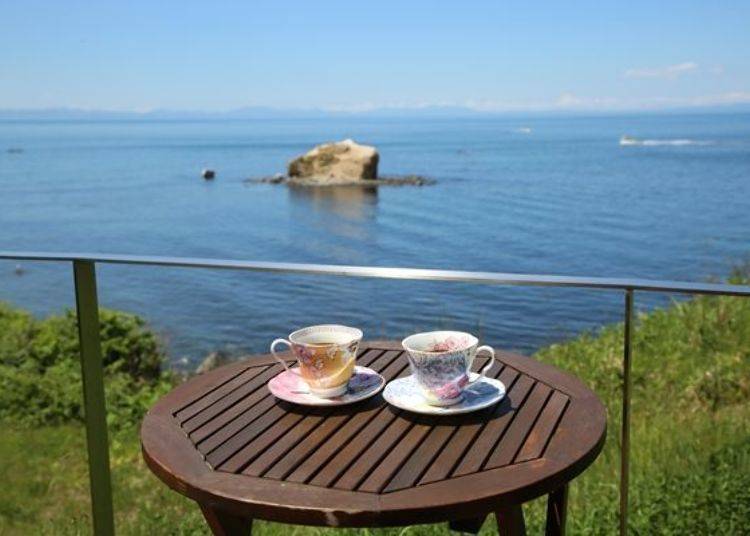 ▲ The coffee is served in Wedgwood cups and saucers. The reef seen in the background accents the view.