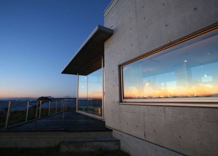 ▲ The western sun illuminating the terrace seating at the side of the building.