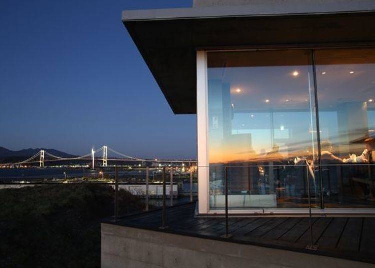 ▲ The illuminated Hakucho Bridge is visible in the distance.