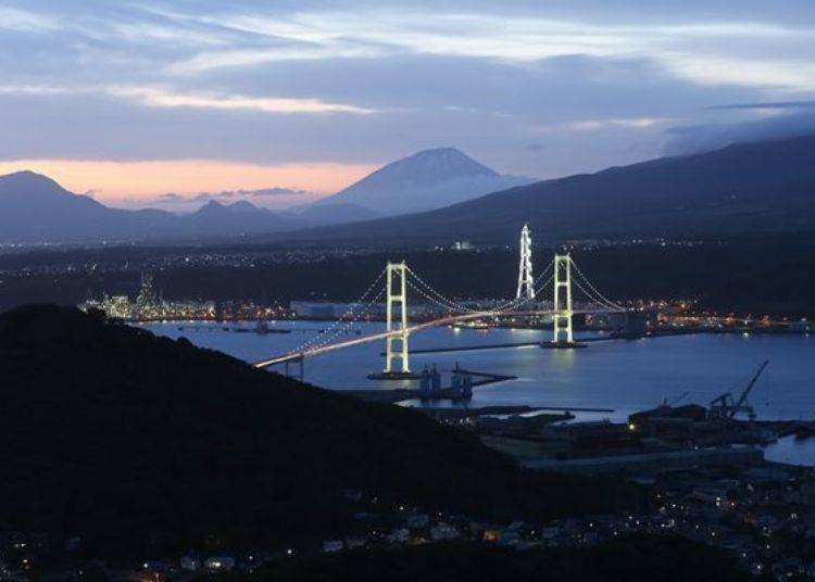 ▲ The silhouette of Mount Yotei can also be seen behind the illuminated Hakucho Bridge.