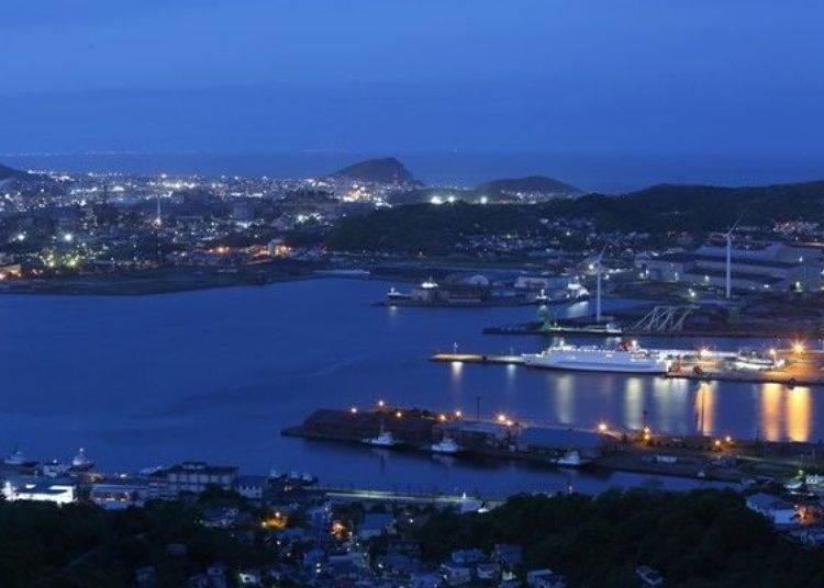 ▲ The night view of the docked ferry is wonderful! There are even more night views extending in the direction of Noboribetsu City beyond Muroran City going along the Pacific coastline visible on the other side of the peninsula.
