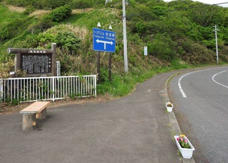 ▲有一側的馬路旁的步道比較寬廣，這裡有一處可展望的空地。