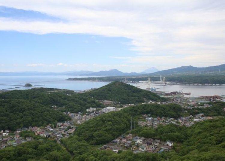 ▲西北視野。你可以看到大黑島漂浮在海面上（左），博若町大橋（中）穿過室蘭灣入口，後面是羊蹄山。