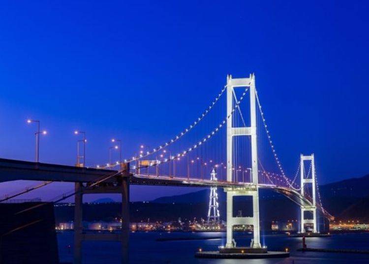 ▲長達1,380公尺的白鳥橋是關東以北最長的吊橋。燈光照映下的橋樑如畫般優美