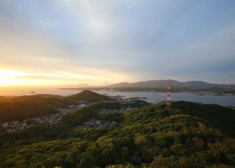 ▲視天氣狀況，從測量山山頂可以看見美麗的夕陽