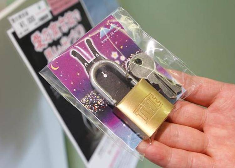 You can purchase a Padlock of Love (1,000 yen) either at the Moimoi no Omise in Chufuku Station or at the Star Hall located on the second floor of the Moiwa Summit Station. At either place they will lend you a marker for writing on the lock.